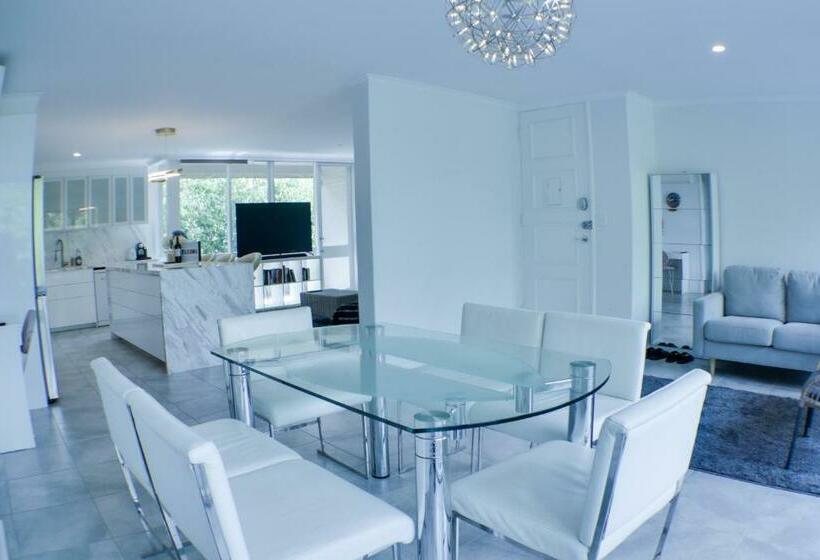 Luxury Spacious 3 Bedroom Suite On Exclusive Lansell Rd, Toorak