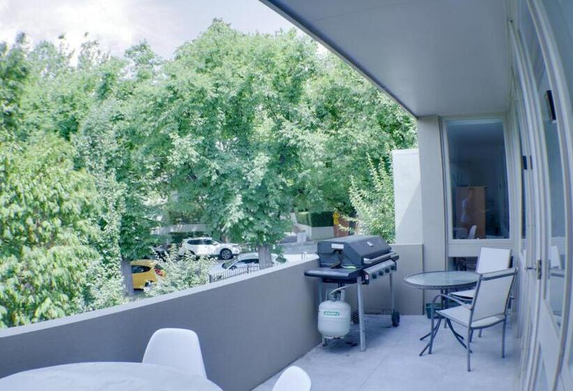 Luxury Spacious 3 Bedroom Suite On Exclusive Lansell Rd, Toorak