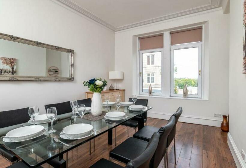 Spacious 5 Bedroom Townhouse In The West End