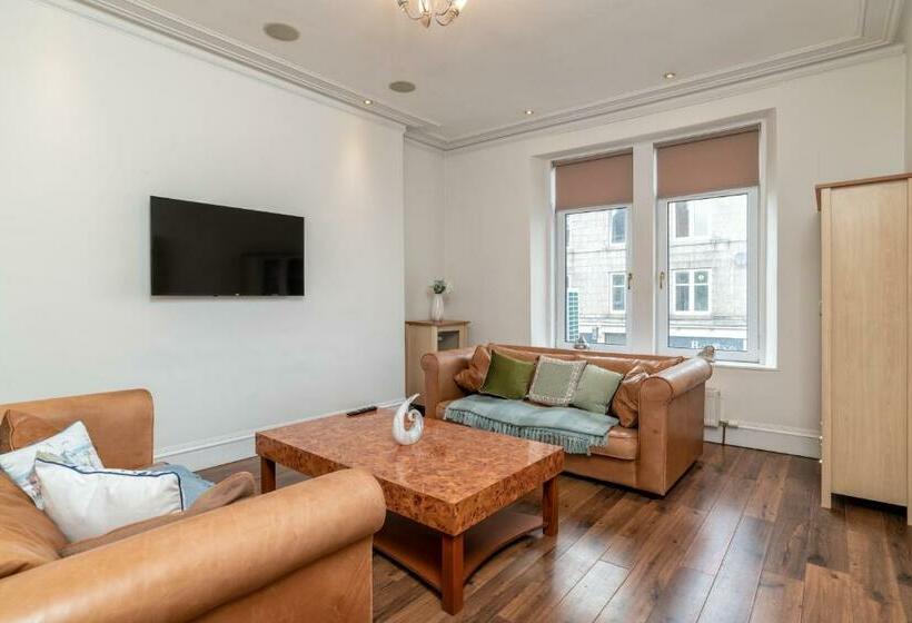 Spacious 5 Bedroom Townhouse In The West End