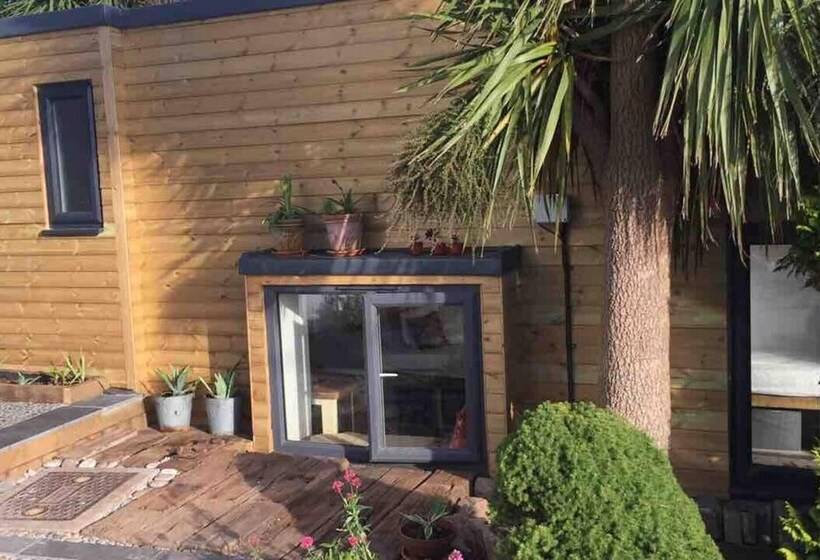 Sunnyview 5 Bed House In Kingsbridge With Parking