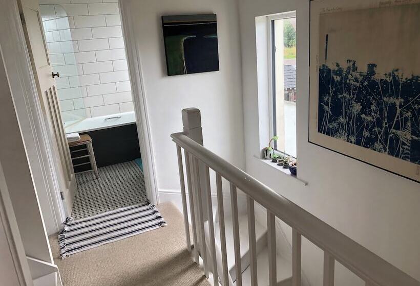 Sunnyview 5 Bed House In Kingsbridge With Parking