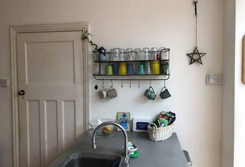 Sunnyview 5 Bed House In Kingsbridge With Parking