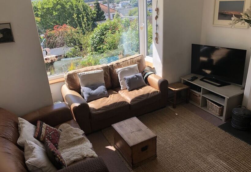 Sunnyview 5 Bed House In Kingsbridge With Parking