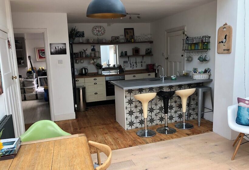 Sunnyview 5 Bed House In Kingsbridge With Parking