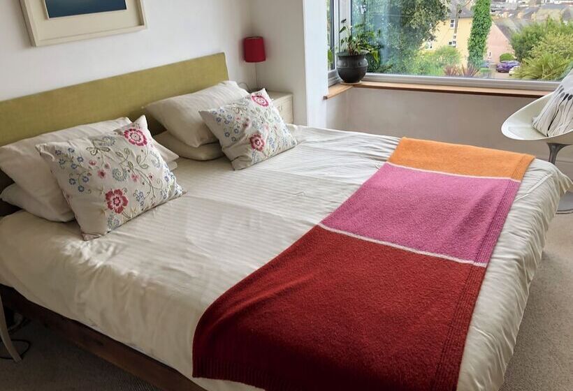 Sunnyview 5 Bed House In Kingsbridge With Parking