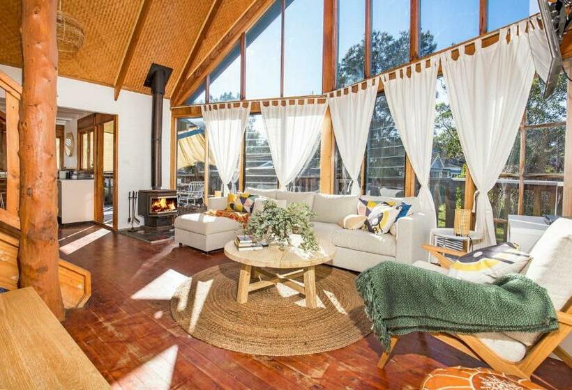 The Treehouse Pet Friendly 2 Mins Walk To Beach