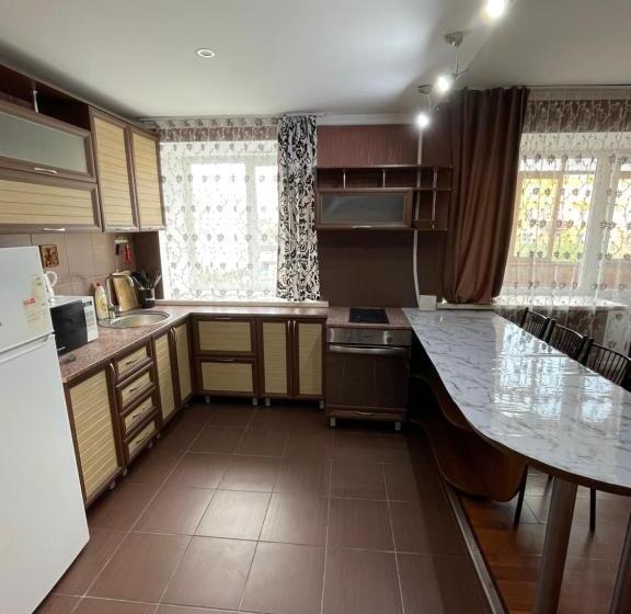 назарбаева 3 . 3 х комнатная