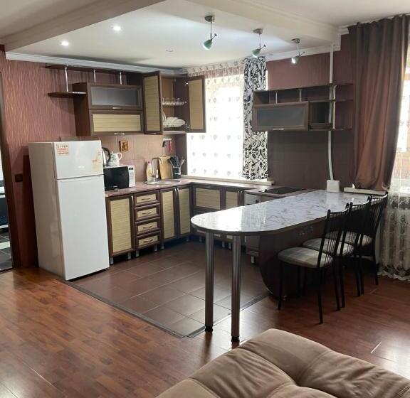 назарбаева 3 . 3 х комнатная