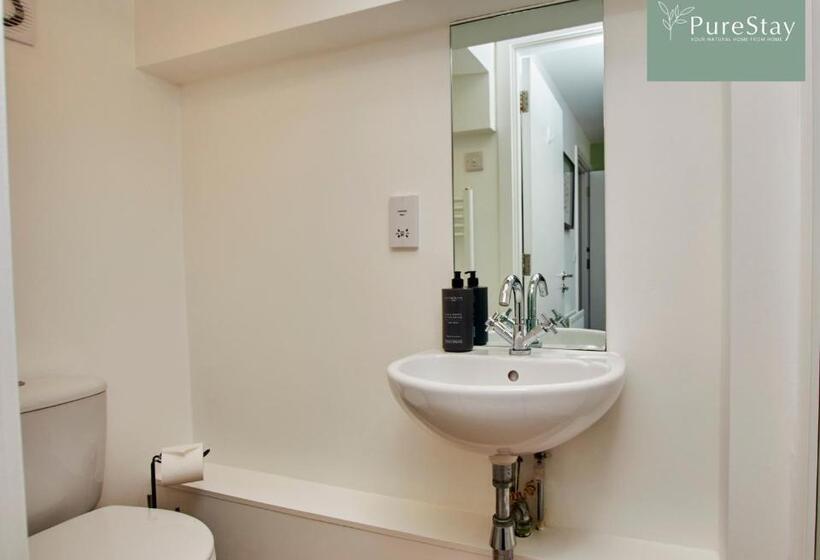 Beautiful Four Bed House By Purestay Short Lets & Serviced Accommodation Coventry With Parking