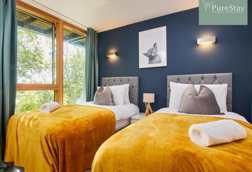 Beautiful Four Bed House By Purestay Short Lets & Serviced Accommodation Coventry With Parking