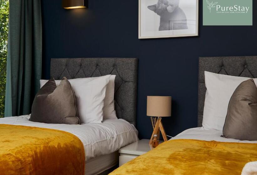 Beautiful Four Bed House By Purestay Short Lets & Serviced Accommodation Coventry With Parking