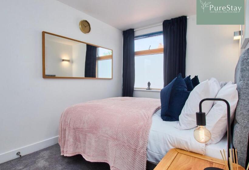 Beautiful Four Bed House By Purestay Short Lets & Serviced Accommodation Coventry With Parking