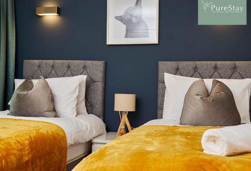 Beautiful Four Bed House By Purestay Short Lets & Serviced Accommodation Coventry With Parking