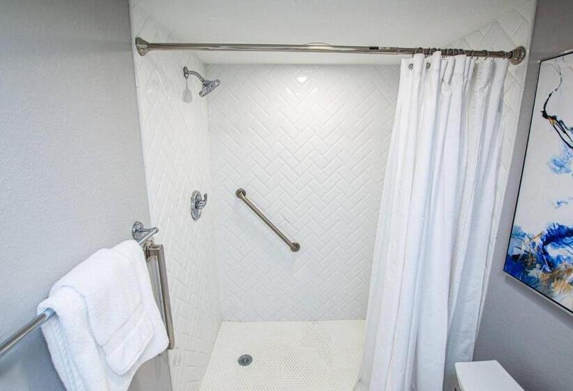 Newly Listed! 20 Percent Off! Golf And Tennis Community   Lavish Living