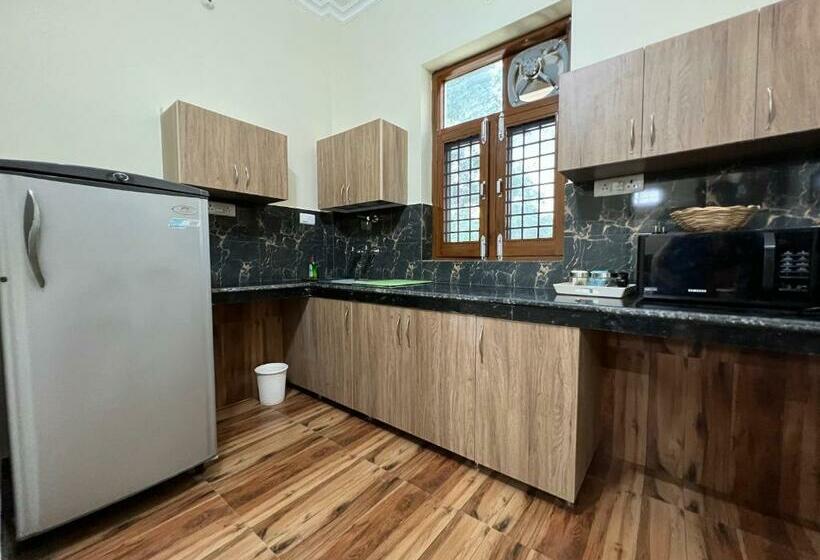 Param Country Home With Pool