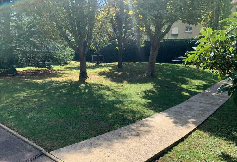 Lovely Studio Saint Jean Cachan, 20 Minutes From Luxembourg Gardens On Rer B And 350 M From Bagneux