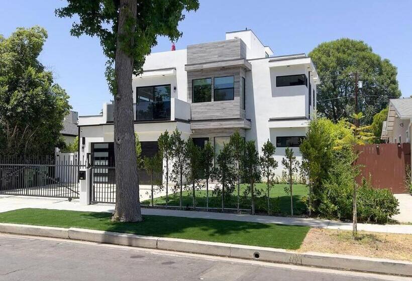 Posh Luxury Modern Home With Pool Spa And Rooftop Deck