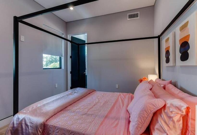 Posh Luxury Modern Home With Pool Spa And Rooftop Deck