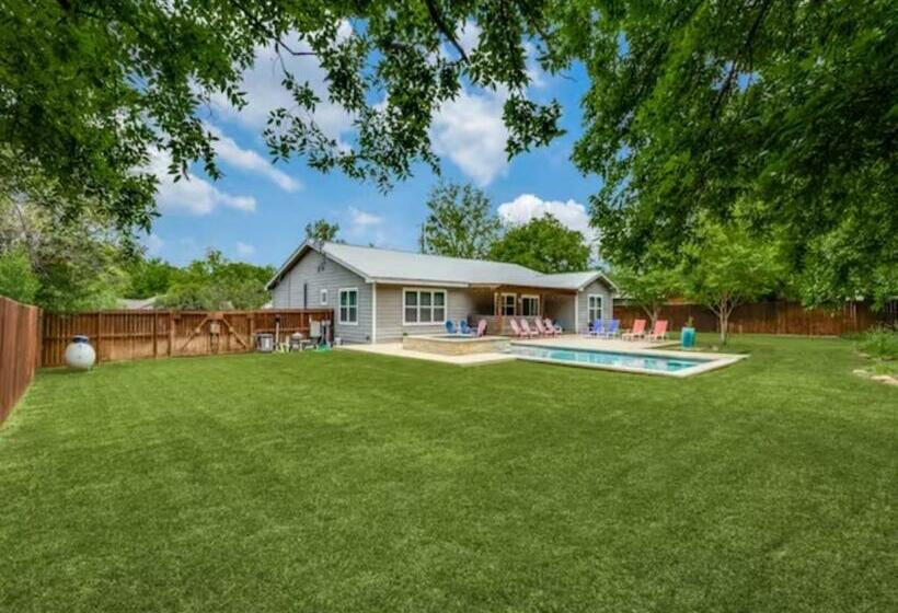 Private Pool & Hot Tub! Charming Hill Country Home Minutes To Wineries/shops!