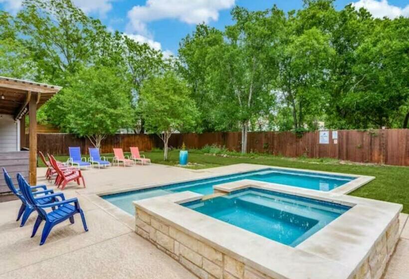 Private Pool & Hot Tub! Charming Hill Country Home Minutes To Wineries/shops!