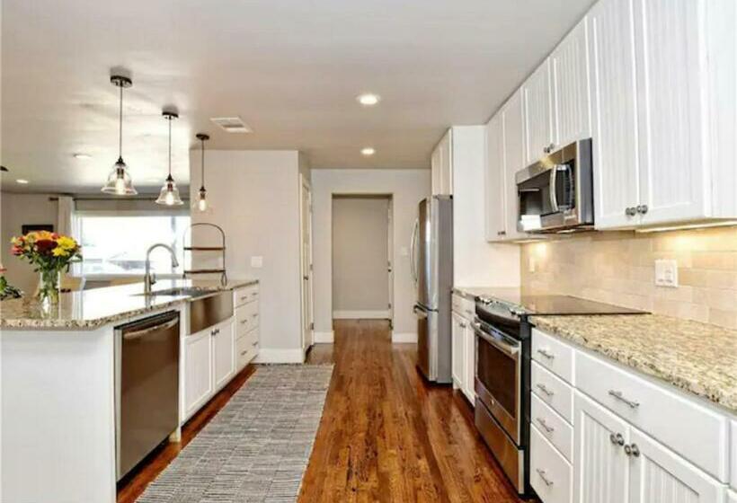 Private Pool & Hot Tub! Charming Hill Country Home Minutes To Wineries/shops!