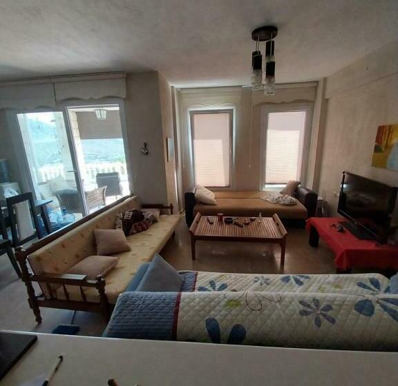 Site Icinde Yüzme Havuzu Olan Manzaralı Villa