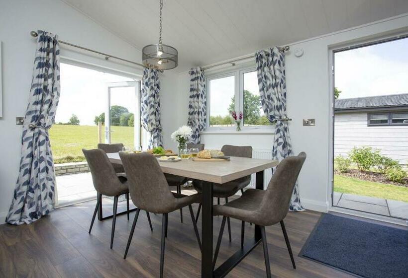 Snowdrop Lodge, 9 Roadford Lake Lodges