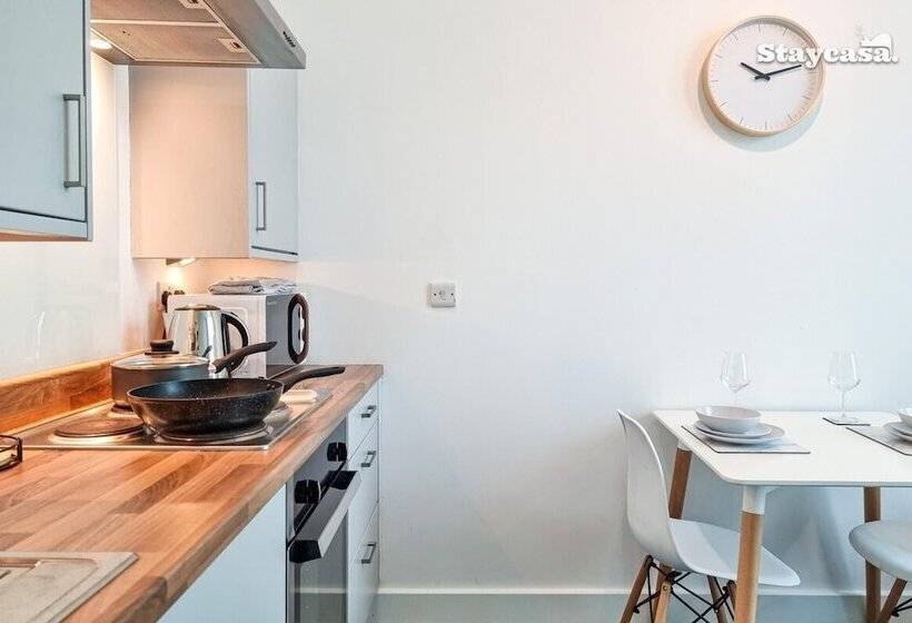 Spacious Central Apartment With Great Transports