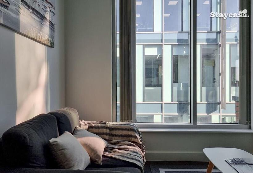 Spacious Central Apartment With Great Transports