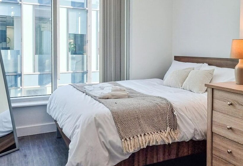 Spacious Central Apartment With Great Transports