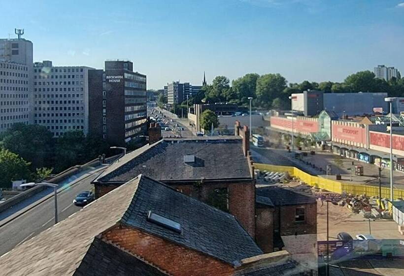 Spacious Central Apartment With Great Transports