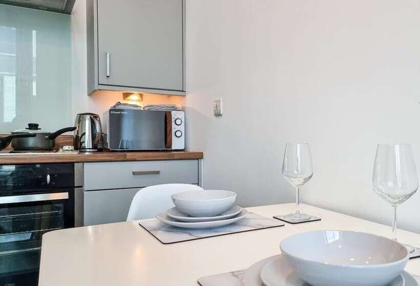 Spacious Central Apartment With Great Transports