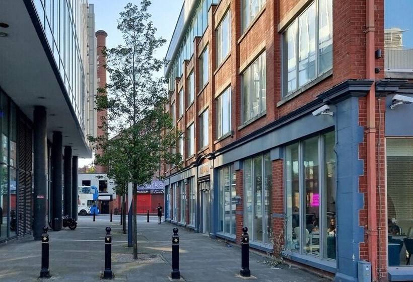 Spacious Central Apartment With Great Transports