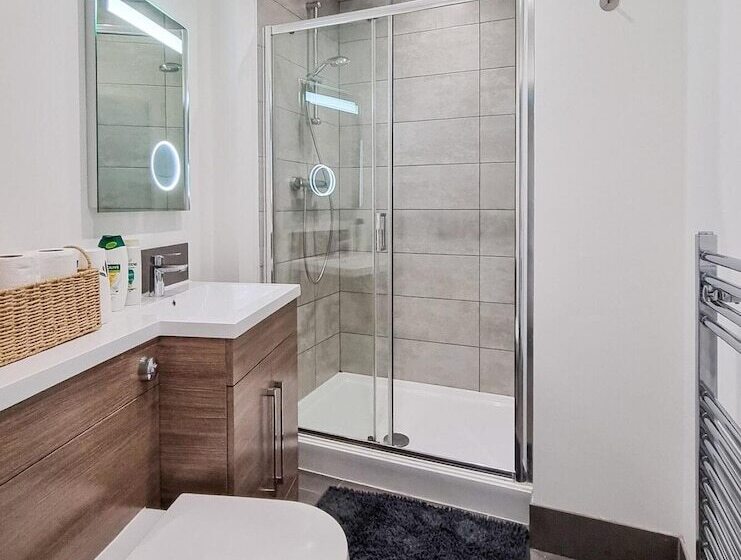 Spacious Central Apartment With Great Transports