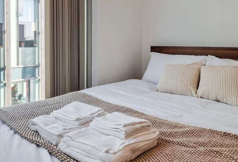 Spacious Central Apartment With Great Transports