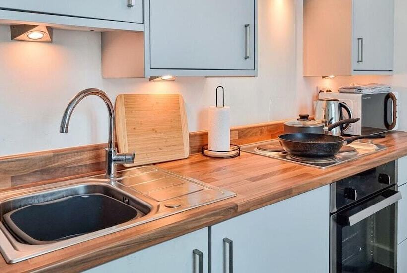 Spacious Central Apartment With Great Transports