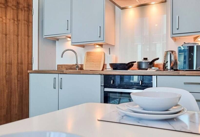 Spacious Central Apartment With Great Transports