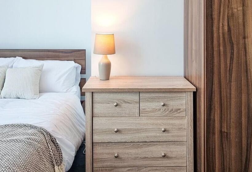 Spacious Central Apartment With Great Transports