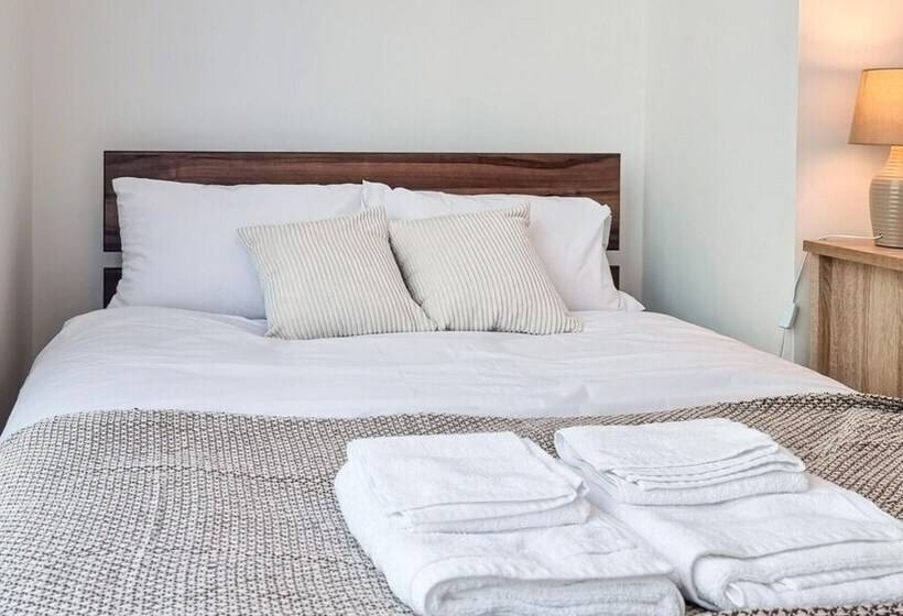 Spacious Central Apartment With Great Transports