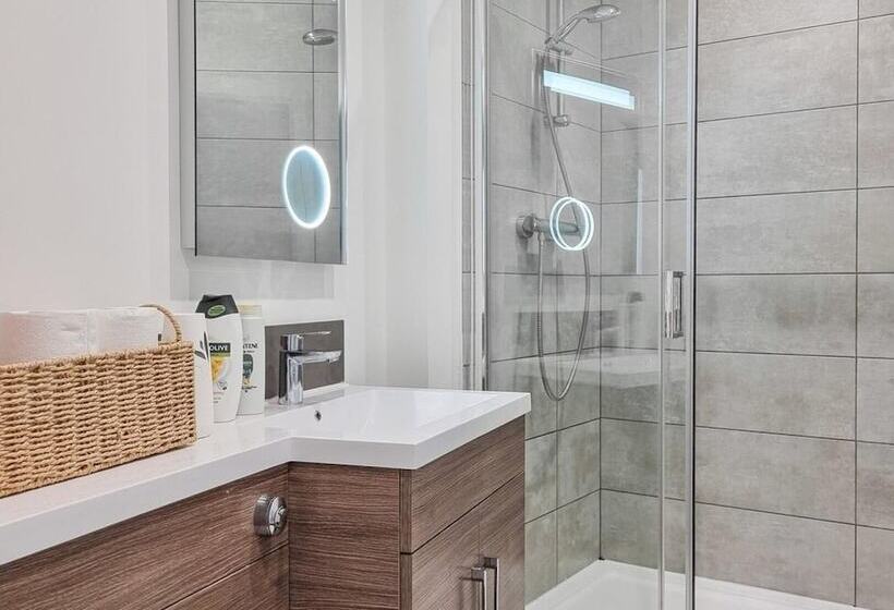 Spacious Central Apartment With Great Transports