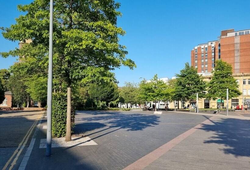 Spacious Central Apartment With Great Transports