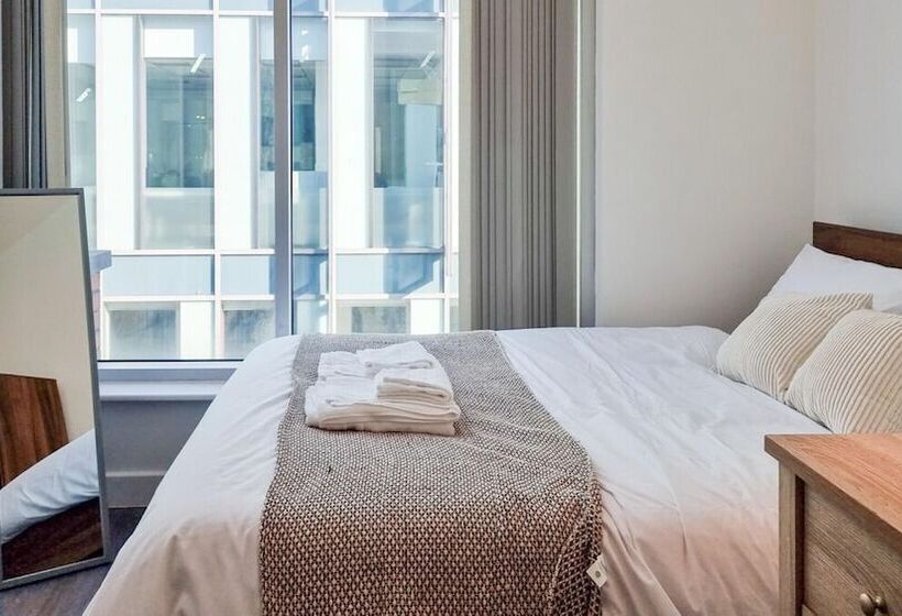 Spacious Central Apartment With Great Transports