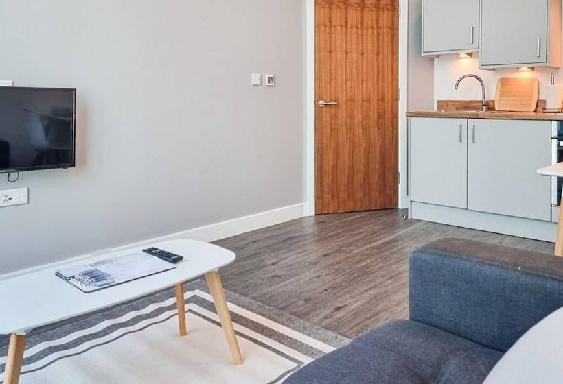 Spacious Central Apartment With Great Transports