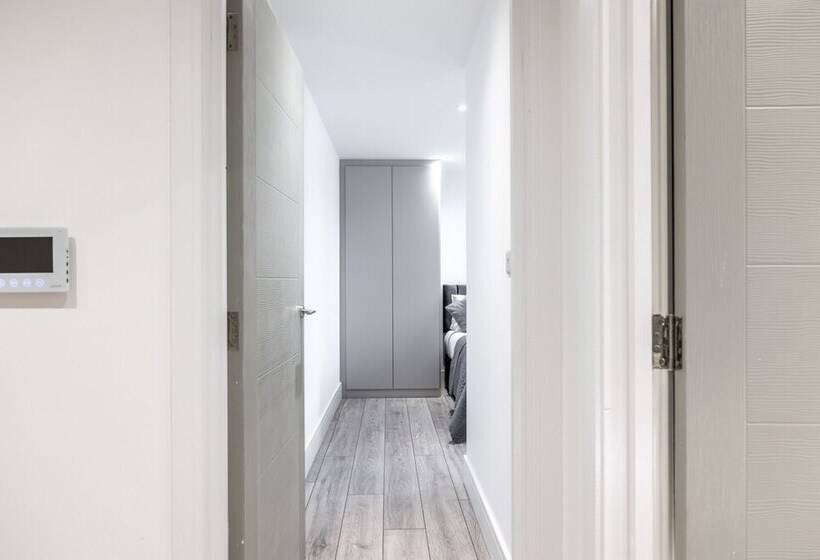 Stunning 2 Bed Apartment In Camberley