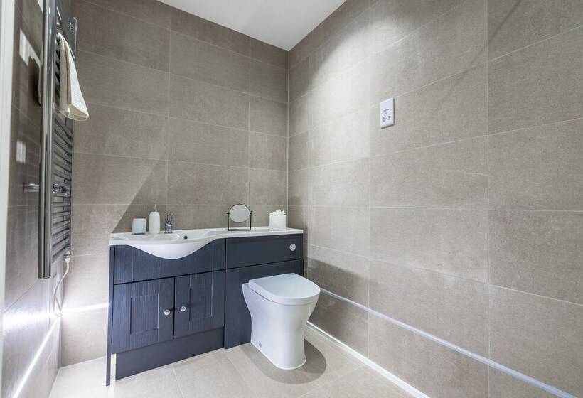 Stunning 2 Bed Apartment In Camberley