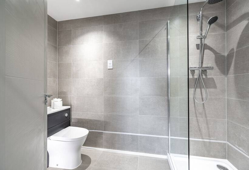 Stunning 2 Bed Apartment In Camberley