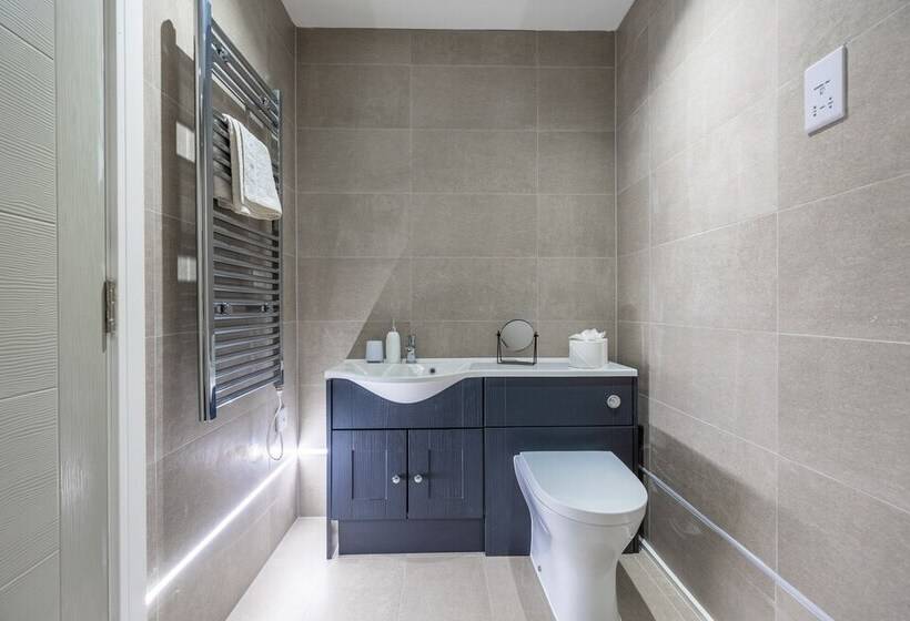 Stunning 2 Bed Apartment In Camberley