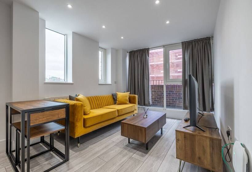 Stunning 2 Bed Apartment In Camberley