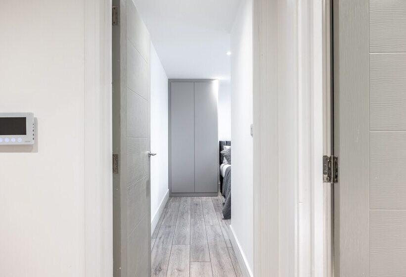 Stunning 2 Bed Apartment In Camberley